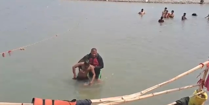 (वीडियो) शारदा में नहाते समय अचानक नदी में डूबने लगा युवक, देवदूत बनी उत्तराखंड पुलिस