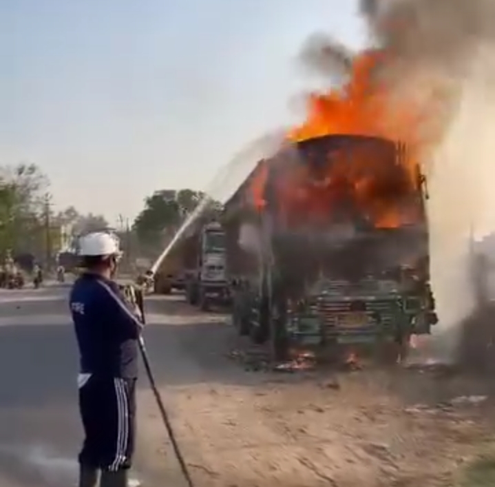 (वीडियो) यहां धूं धूं कर जलने लगा ट्रक, तत्काल फायर यूनिट आई एक्शन में बुझाई आग