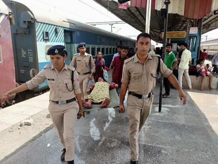 ट्रेन में हुई महिला को प्रसव पीड़ा, रेलवे सुरक्षा बल ने ऐसे की मदद, महिला ने दिया बच्चे को जन्म