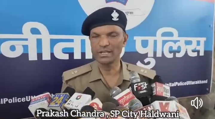 पत्नी की हत्या कर दोनों बेटियों के साथ फरार आरोपी पुलिस की गिरफ्त में