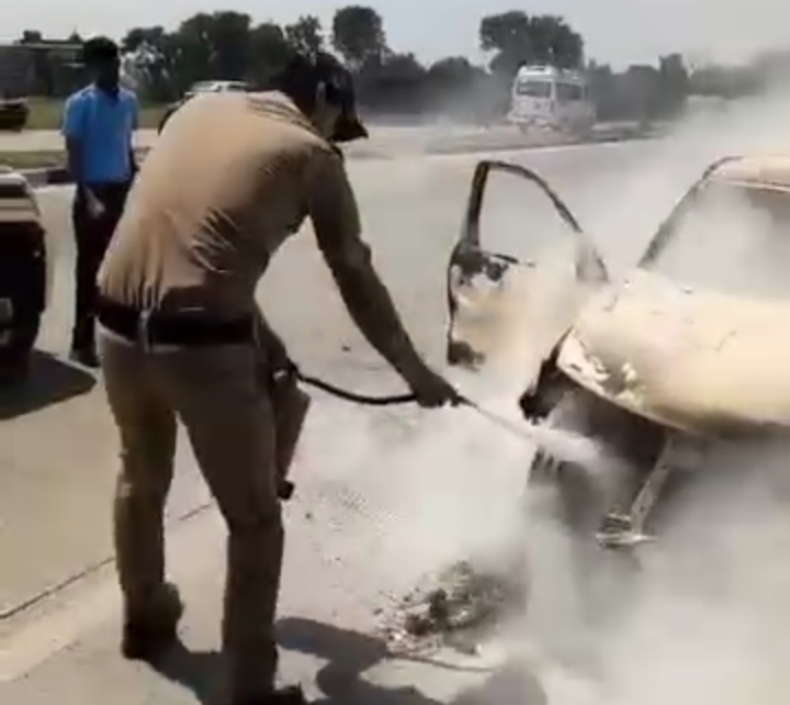 (वीडियो) झुलसाती गर्मी में चलती कार में लगी आग, धू धू कर जल रही कार को पुलिस ने बुझाया