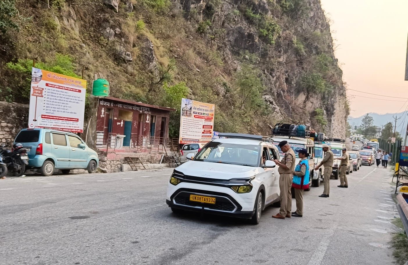 (श्री केदारनाथ धाम) यहाँ बिना यात्रा पंजीकरण के गाड़ियों की एंट्री हुई बन्द, बैरियर लगाकर पुलिस चेक कर रही है  पंजीकरण