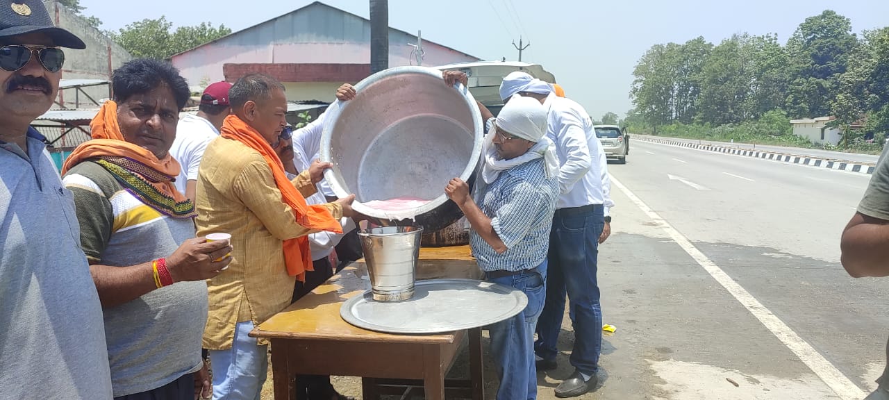 (निर्जला एकादशी) TDC कर्मचारियो द्वारा राहगीरों को पिलाया गया शीतल शरबत, भीषण गर्मी में मिलती है राहत