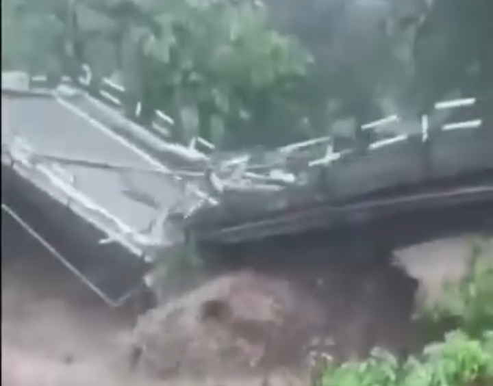 (बारिश का कहर – वीडियो) भारी बारिश के चलते यहां मोटर पुल टूटा, वाहनों की आवाजाही हुई ठप्प।