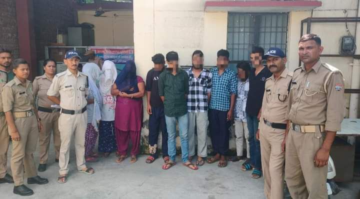 (रुद्रपुर) अनैतिक देह व्यापार गिरोह का पुलिस ने किया भंडाफोड़। 3 महिलाओं सहित 9 लोगों को किया गिरफ्तार।
