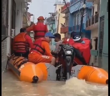 खटीमा में अत्यधिक वर्षा के कारण बाढ़ से बिगड़े हालात, एसएसपी ने स्वयं बाढ़ प्रभावित क्षेत्र में पहुंचकर संभाला मोर्चा