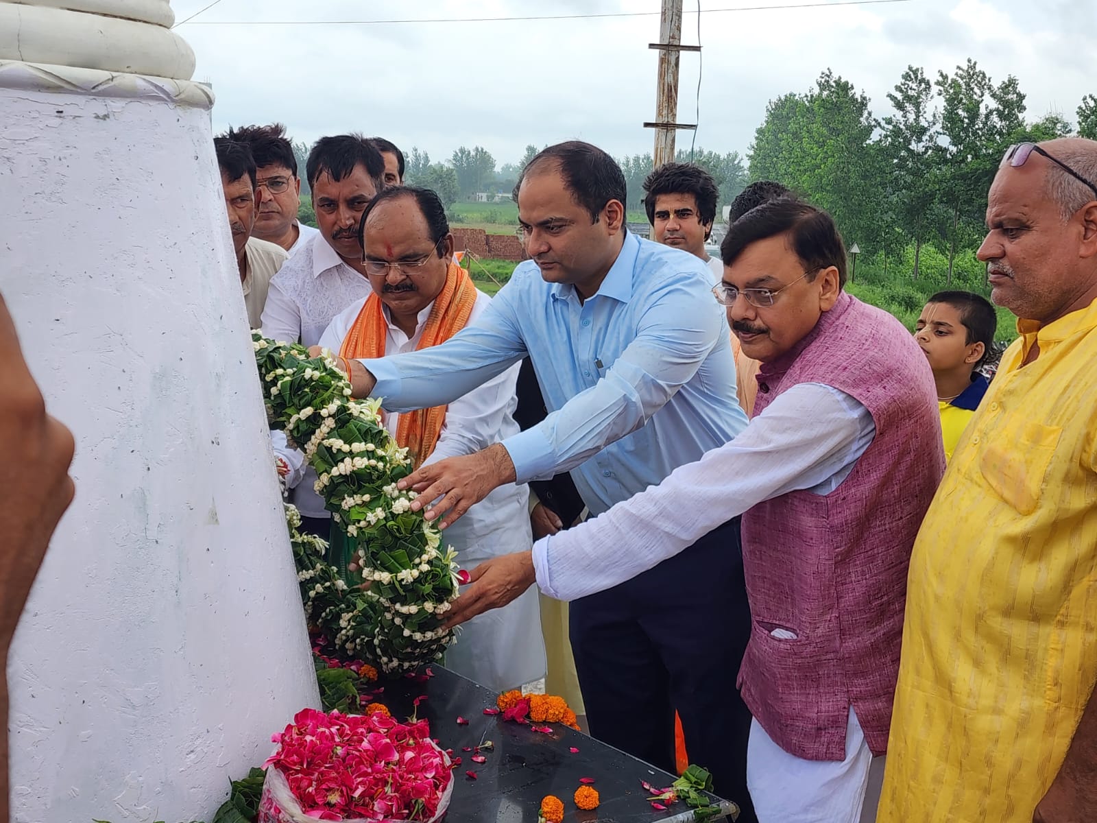 अगस्त क्रांति दिवस पर नारायणपुर तिराहे पर स्वतंत्रता संग्राम सेनानियों को दी गयी भावभीनी श्रद्धांजलि