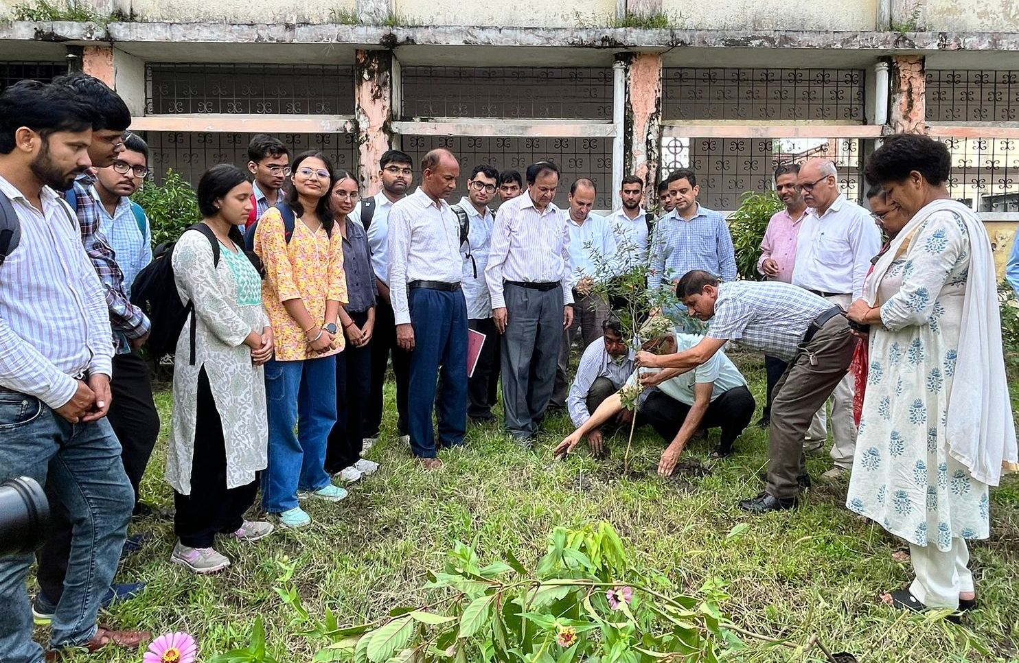 विकास की इस दौड़ में, कहीं खो न जाये हम, प्राकृतिक सौंदर्य है, धरोहर की शान, इसलिए एक पेड़ माँ के नाम